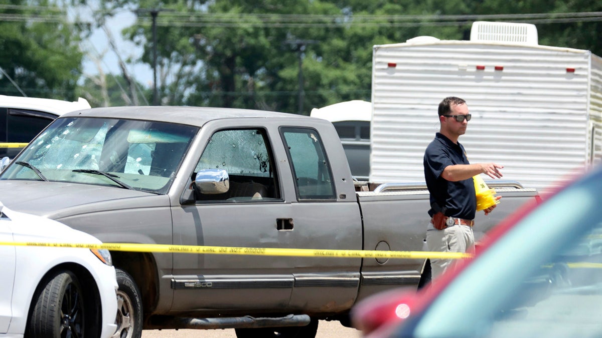 Shooting outside Arkansas grocery store leaves 3 dead, multiple wounded, including 2 law enforcement officers