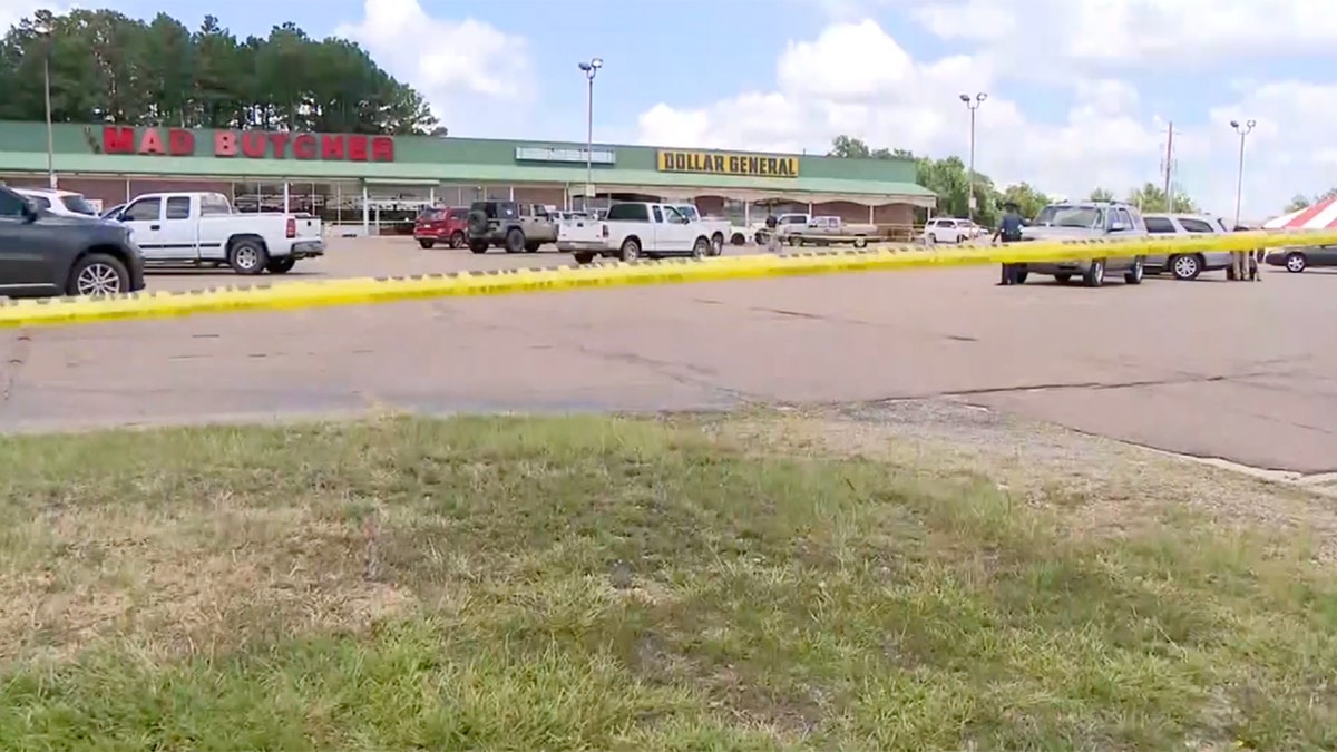Shooting outside Arkansas grocery store leaves 3 dead, multiple wounded, including 2 law enforcement officers