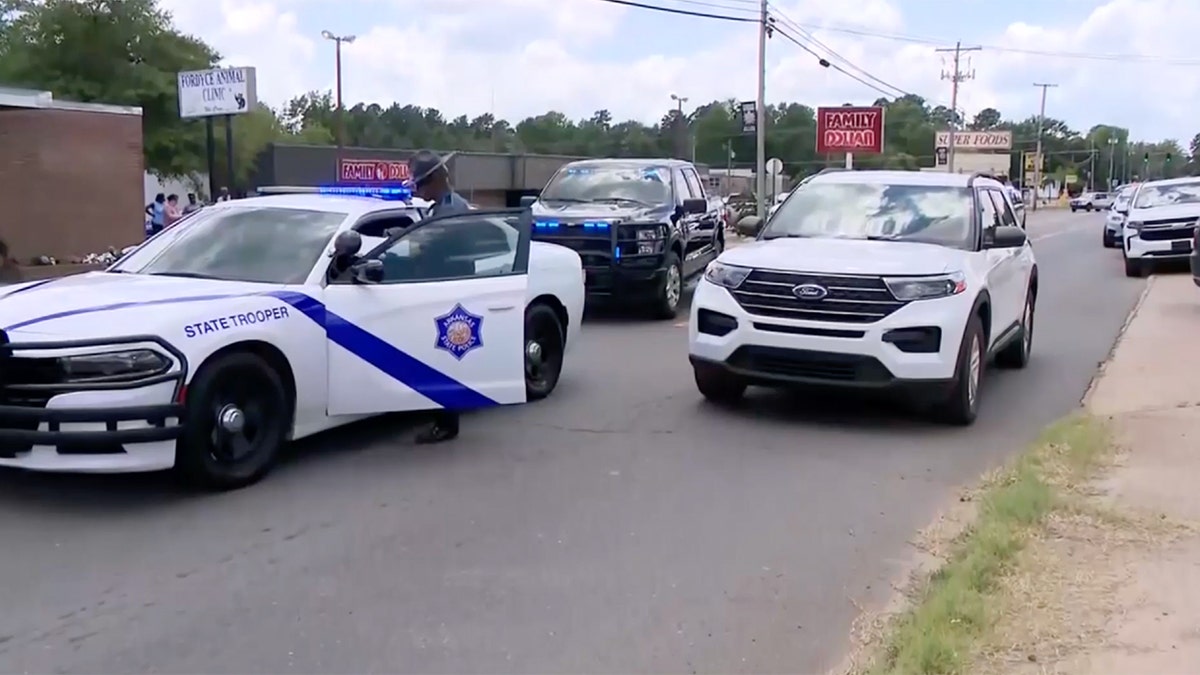 Shooting outside Arkansas grocery store leaves 3 dead, multiple wounded, including 2 law enforcement officers