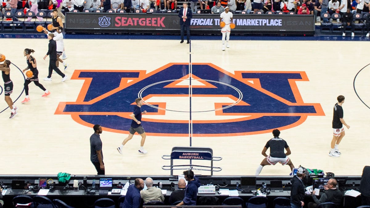 Auburn basketball fight onboard flight results in bloodied player, ripped clothes: report