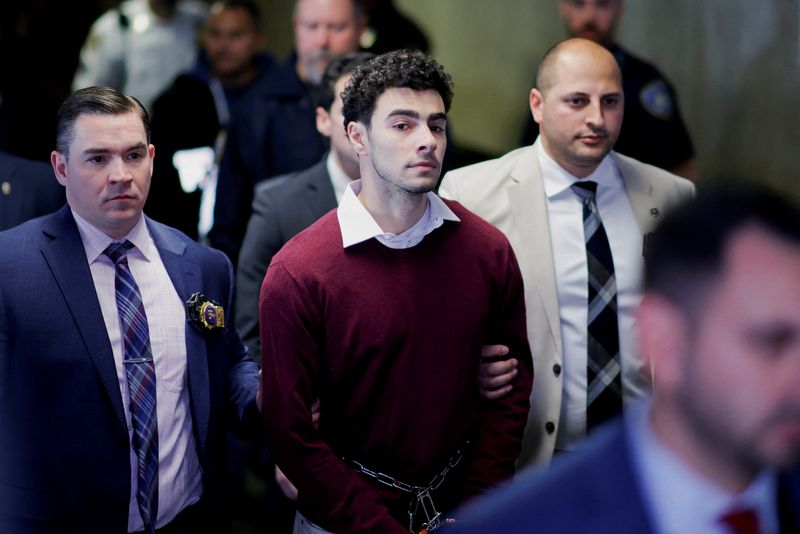© Reuters. Luigi Mangione, the suspect in the killing of UnitedHealth Group executive Brian Thompson, walks on the day of an arraignment hearing, at New York Supreme Court in New York City, U.S. December 23, 2024.  REUTERS/Eduardo Munoz Luigi Mangione pleads not guilty to murder of health insurance CEO