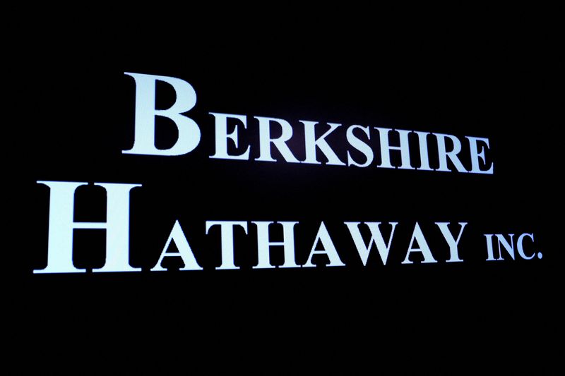 © Reuters. FILE PHOTO: Berkshire Hathaway logo is displayed on a screen on the floor of the New York Stock Exchange (NYSE) in New York City, U.S., May 10, 2023.  REUTERS/Brendan McDermid/File Photo Berkshire takes swig of Modelo maker Constellation; cuts BofA, Citigroup