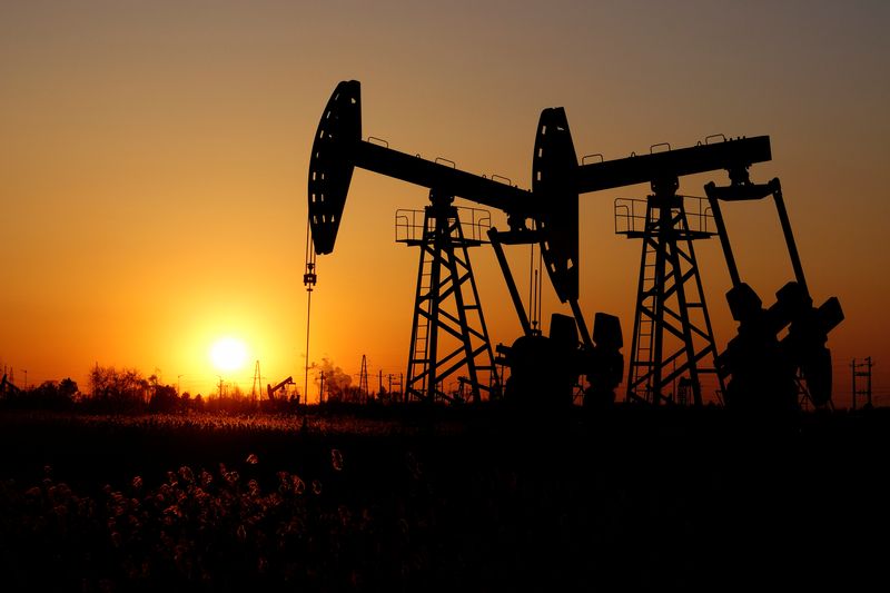 © Reuters. FILE PHOTO: Pumpjacks are seen against the setting sun at the Daqing oil field in Heilongjiang province, China December 7, 2018. Picture taken December 7, 2018. REUTERS/Stringer/File Photo Oil settles lower, supply worries ease on hopes for Ukraine peace deal