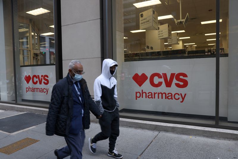 © Reuters. FILE PHOTO: People walk by a CVS pharmacy store in Manhattan, New York, U.S., November 15, 2021. REUTERS/Andrew Kelly/File Photo CVS cuts bonuses after low profit levels in 2024
