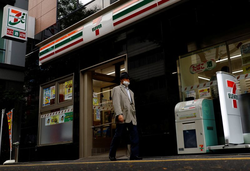 © Reuters. FILE PHOTO: A pedestrian walks past Japan's Seven & I’s 7-Eleven convenience store in Tokyo, Japan August 19,  2024. REUTERS/Kim Kyung-Hoon/File Photo Seven & i Holdings picks Bain as preferred buyer in asset sale, media say