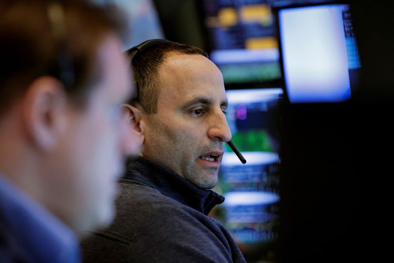 Wall Street ends mixed in the face of mounting uncertainties
